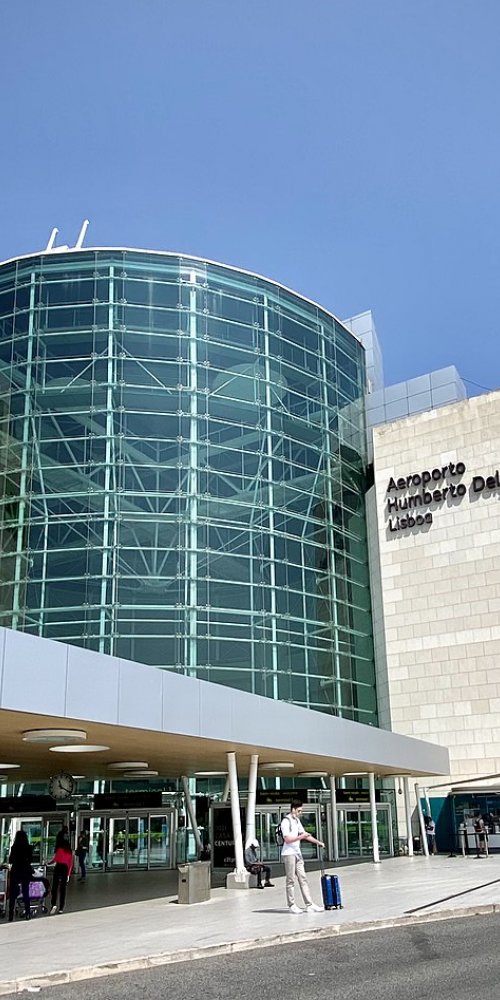 Crowded yet calm lounge atmosphere at Lisbon Portela Airport